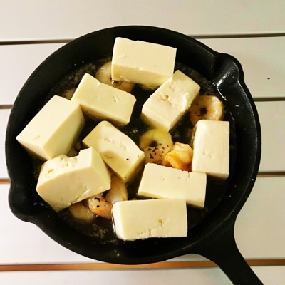 スキレットで作る！エビと豆腐のアヒージョ　エスニック風